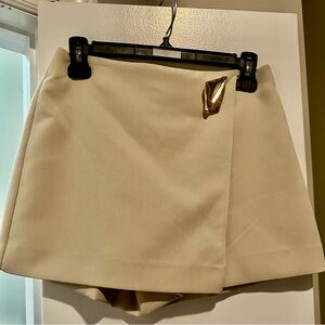 Women’s Zara Cream Mini Skort with Gold Accent. Size XS.